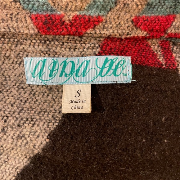 Southwest Aztec blanket button front poncho size small but can fit many sizes - Picture 5 of 6